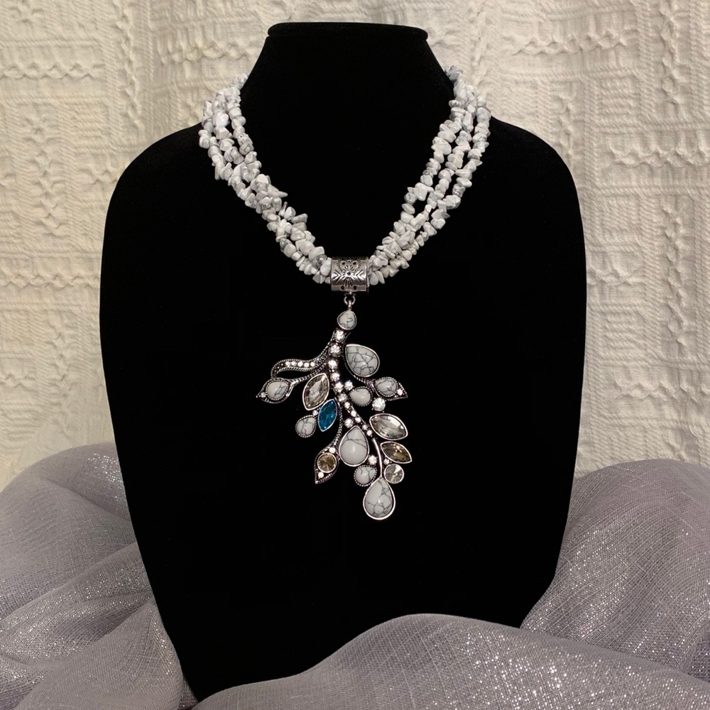 NIB White Howlite Necklace with Pendant